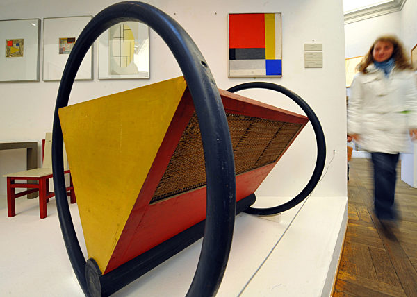 Eine junge Frau betrachtet am 27.10.2008 eine Kinderwiege des...