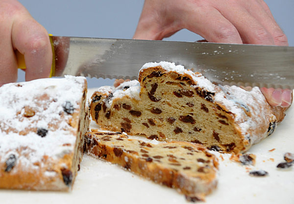 Einen Butterstollen begutachtet ein Bäckermeister am Montag (16.11...