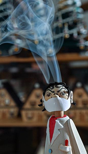 Virologen-Räuchermännchen aus dem Erzgebirge