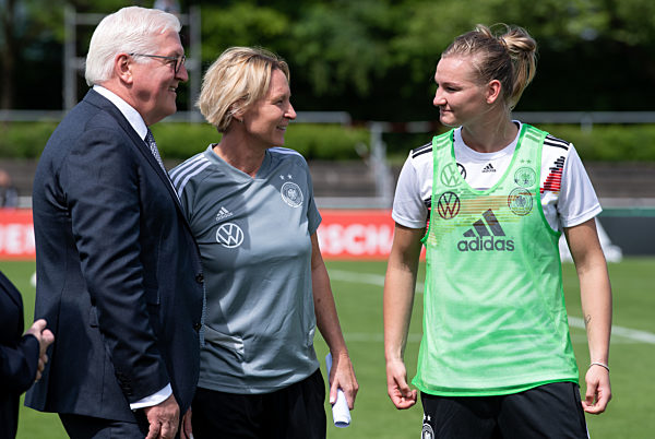 Steinmeier besucht Fußballnationalmannschaft der Frauen