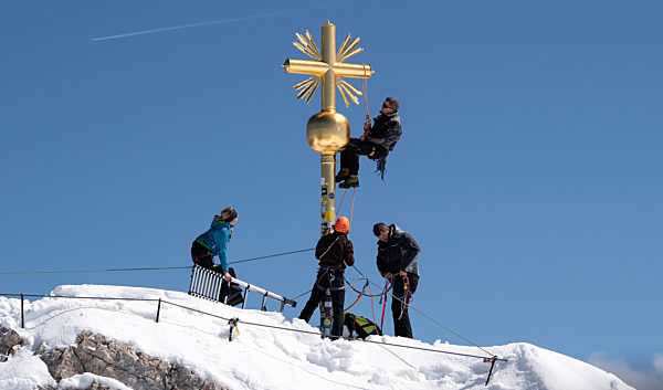Gipfelkreuz auf der Zugspitze wird repariert