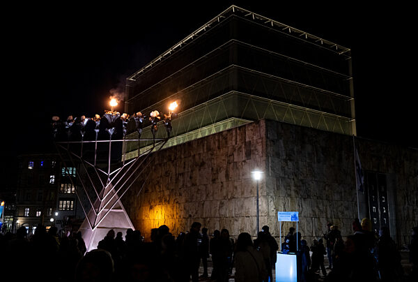 Feierliches Entzünden der Chanukka-Lichter