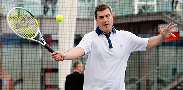 Markus Söder spielt Tennis