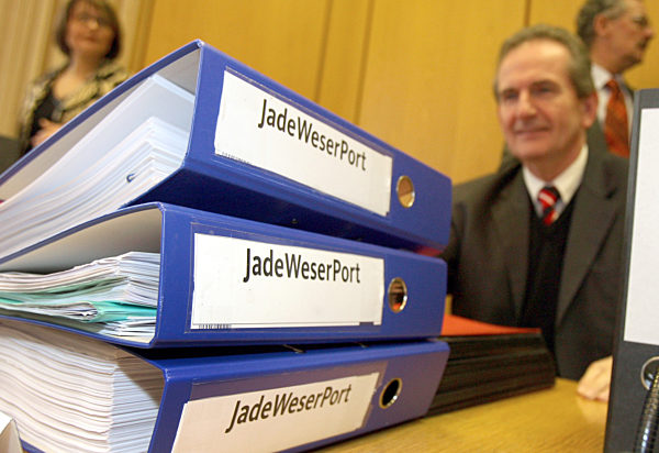 Aktenordner zum Thema JadeWeserPort liegen am Donnerstag (06.12...