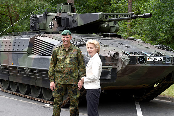 Verteidigungsministerin besucht Bundeswehr in Niedersachsen
