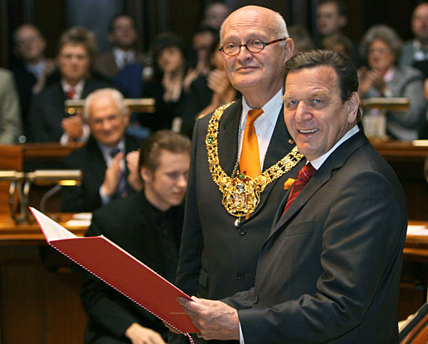 Gerhard Schröder (61), früherer Bundeskanzler, hält am Freitag (24.02...