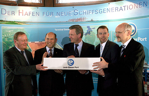 Eine Modellcontainer halten am Dienstag (14.03...