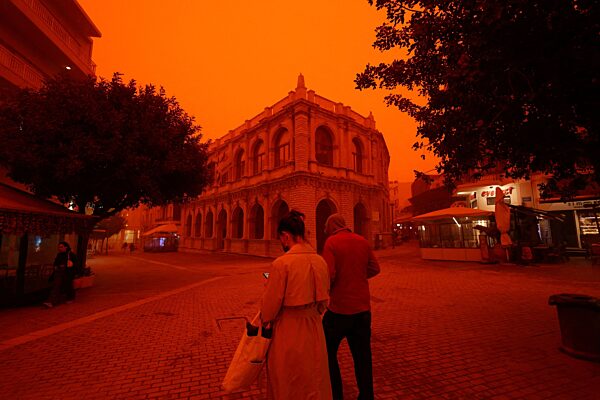 Ägäis-Unwetter: Saharastaub färbt den Himmel orange-rot