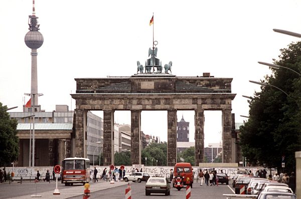 Brandenburger Tor hinter der Berliner Mauer