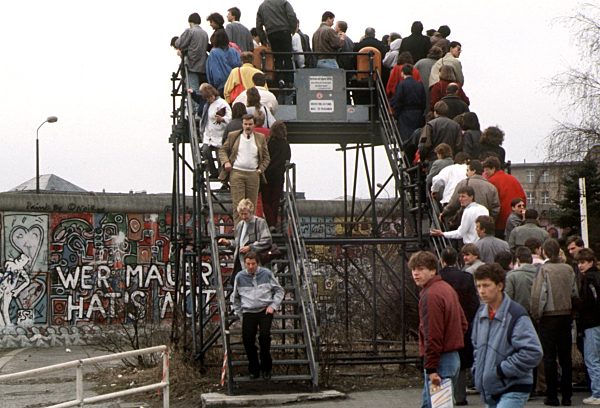 Besucher an der Berliner Mauer