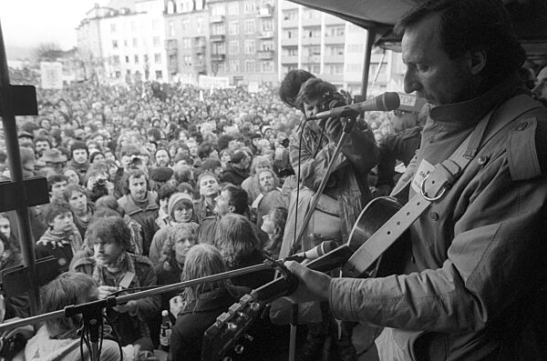 Hannes Wader singt bei Großdemo in Wiesbaden  - 1981