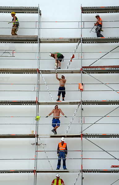 Arbeiter bauen Gerüst ab