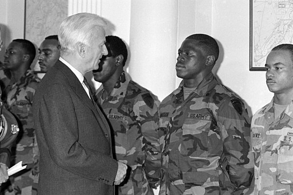 Richard von Weizsäcker besucht verletzte US-Soldaten nach Anlag auf  Diskothek "La Belle" in Berlin