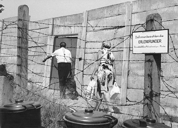 Tür in der Mauer zu den Exklaven Erlengrund und Fichtewiese