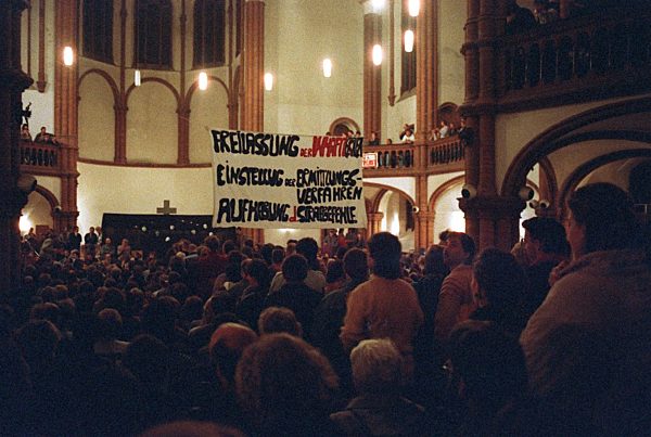 Demonstration in der Gethsemane-Kirche - DDR