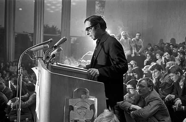 Bahman Nirumand spricht an der FU 1967