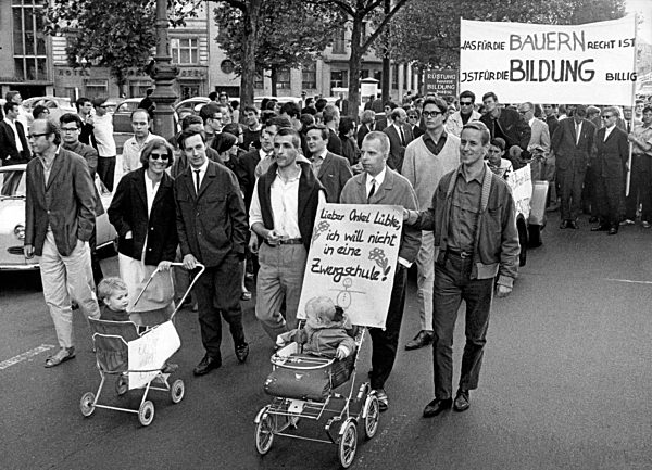Demonstration für verstärkten Ausbau des Bildungswesens