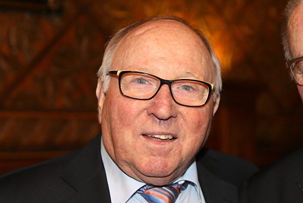 Sorgen um Uwe Seeler- nach einem  Sturz zu Hause, wird  er im Albertinen Krankenhaus- bei Hamburg,  lt. Medien, wegen einer angebrochenen Huefte operiert!