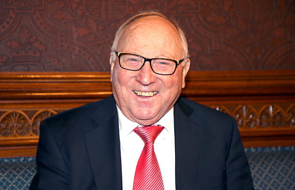 Laut Medien: Legende Uwe Seeler wuerde  sich gegen Corona impfen lassen!