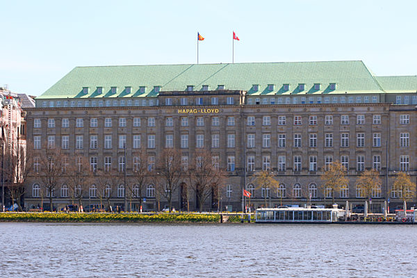 Die Alsterfontäne ist wieder da. Der Startschuss fand um 13:15 in Hamburg statt: Die Binnenalster