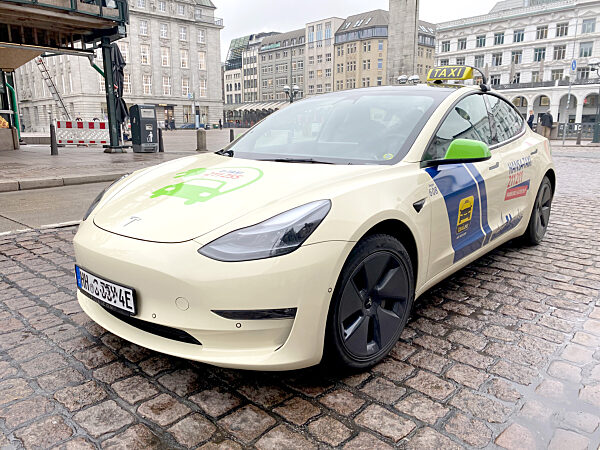 Symbolfoto TESLA Model 3 als Taxi in der Hamburger Innestadt am 04.02.2022: Das Taxi