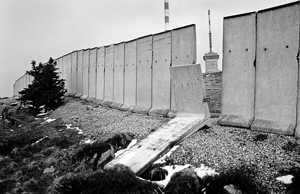 Ein Segment der Mauer der ehemaligen innerdeutschen Grenze am Brocken ist...