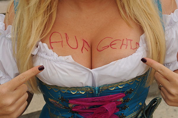 Moderatorin Alessandra Geissel vor dem Oktoberfest