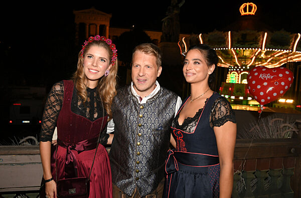 Oktoberfest - "Almauftrieb" im Käfer-Zelt mit Prominenz