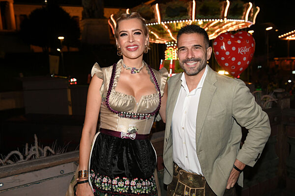 Oktoberfest - "Almauftrieb" im Käfer-Zelt mit Prominenz