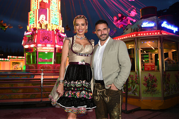 Oktoberfest - "Almauftrieb" im Käfer-Zelt mit Prominenz