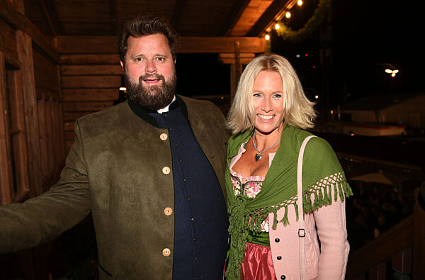 Oktoberfest - "Almauftrieb" im Käfer-Zelt mit Prominenz