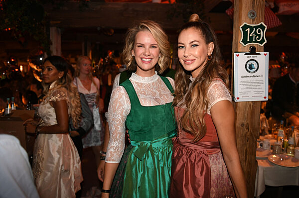 Oktoberfest - "Almauftrieb" im Käfer-Zelt mit Prominenz