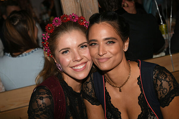 Oktoberfest - "Almauftrieb" im Käfer-Zelt mit Prominenz