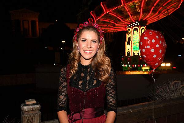 Oktoberfest - "Almauftrieb" im Käfer-Zelt mit Prominenz