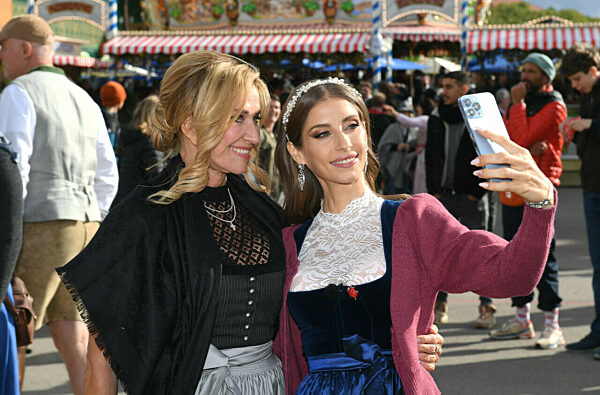 Oktoberfest - Wiesn-Bummel mit Cathy Hummels