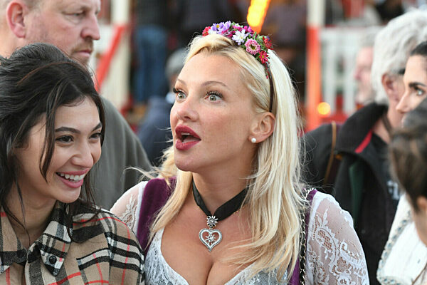 Oktoberfest - Wiesn-Bummel mit Cathy Hummels