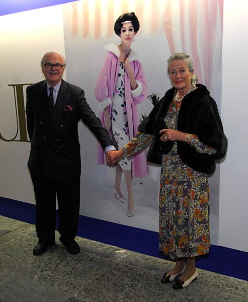 F.C. Gundlach (hat das Bild im Hintergrund fotografiert)...