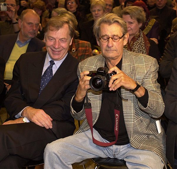 Helmut Newton erklaert Berlins Regierendem Buergermeister Eberhard Diepgen...