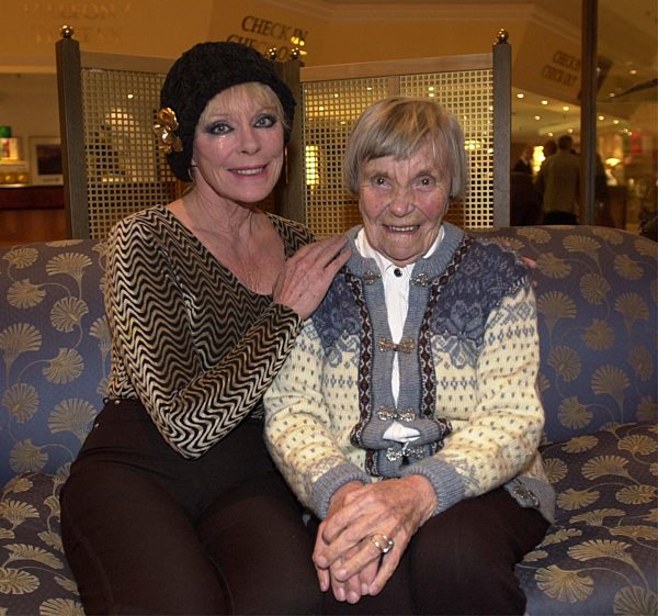 Elke Sommer und ihre 89 Jahre alte Mutter Renata Top.
