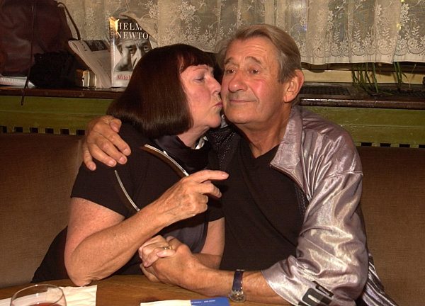 June Newton und Ehemann Helmut Newton
bei der Vorstellung der Autobiographie...