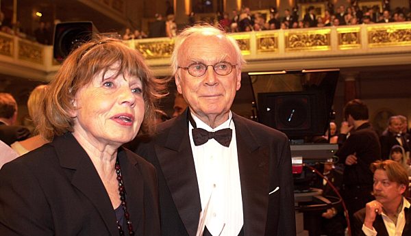 Preistraeger Vicco von Bülow und Ehefrau Rose-Marie von Bülow bei der...