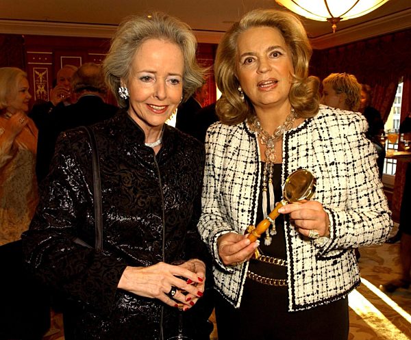 Ira von Fürstenberg - hier mit Isa von Hardenberg - stellte im Hotel Adlon...