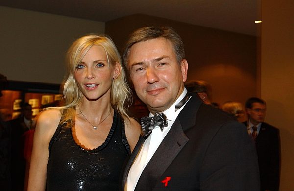 Nadja Auermann und Klaus Wowereit bei der Aids-Gala 2003 in der Deutschen...