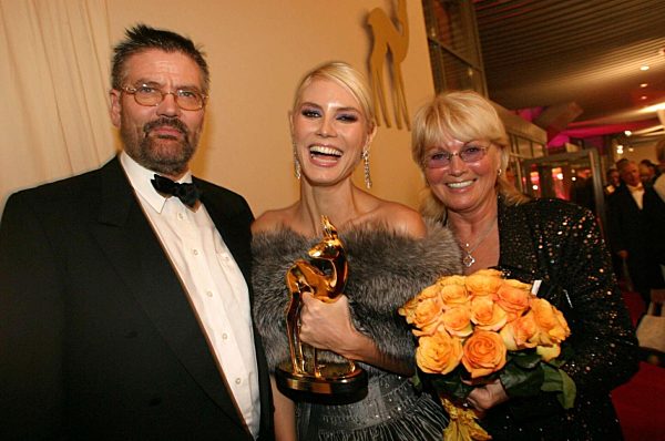 Preisträgerin Heidi Klum mit ihren Eltern Günther und Erna bei der...