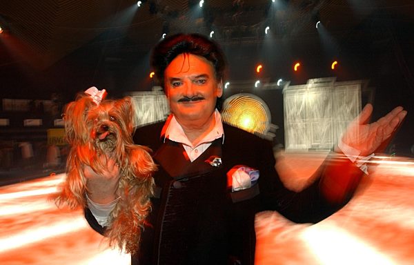 Kostüm-Designer  Rudolph Moshammer bei der Premiere von "Holliday on Ice" im...