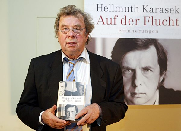 Hellmuth Karasek stellt in Berlin sein Buch "Auf der Flucht" vor.