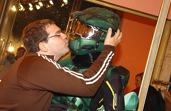 Elton mit dem "Master Chief"
bei der Premiere des neuen X-Box-Spiels "Halo2"...