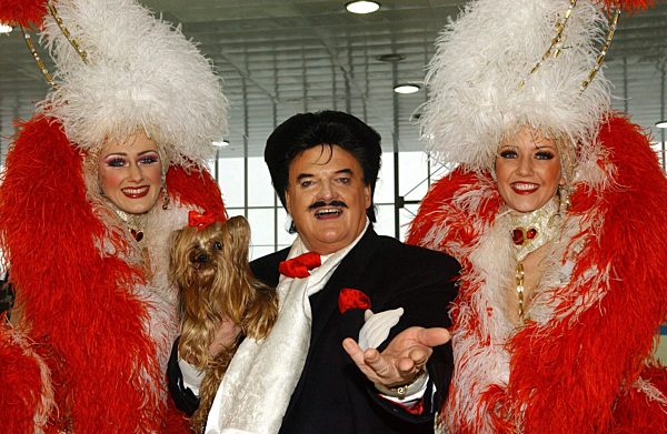 Rudolph Moshammer mit den "Holiday on Ice" Taenzerinnen Anna und Elke...