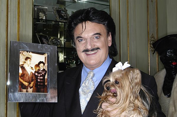 RUDOLPH MOSHAMMER mit DAISY und einem Foto mit Arnold Schwarzenegger im...