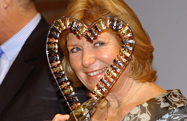 Jutta Speidel mit ihrem Preis
bei  der Verleihung des "Prix Courage" von der...